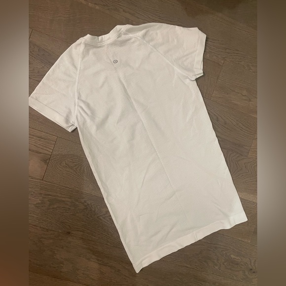 Lululemon Swiftly Tech Short Sleeve - never worn - Picture 4 of 4